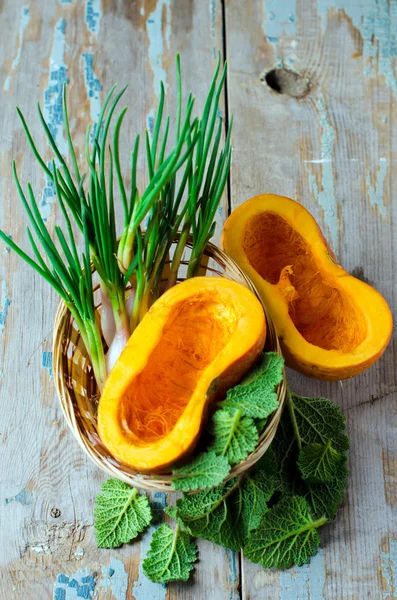 Zucca fresca, cipolle e salvia — Foto Stock