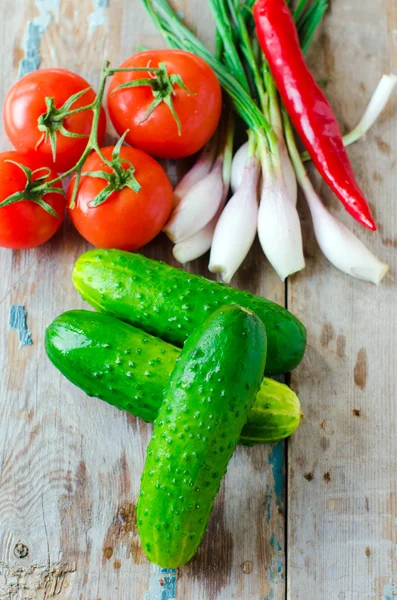 Verse komkommers, tomaten en uien — Stockfoto