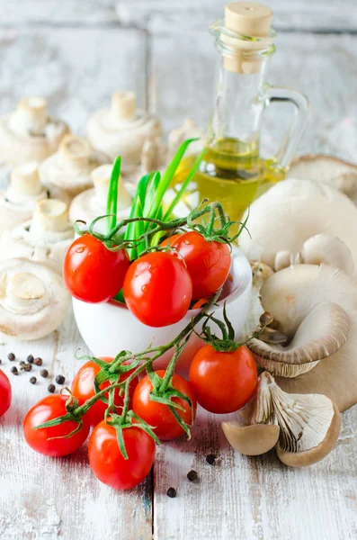 Tomat ceri segar, jamur dan rempah-rempah — Stok Foto