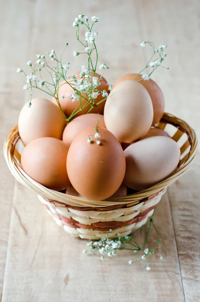 Korb mit Eiern — Stockfoto