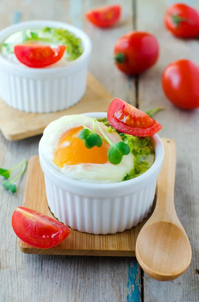 Eier mit Sauce-Pesto gebacken — Stockfoto