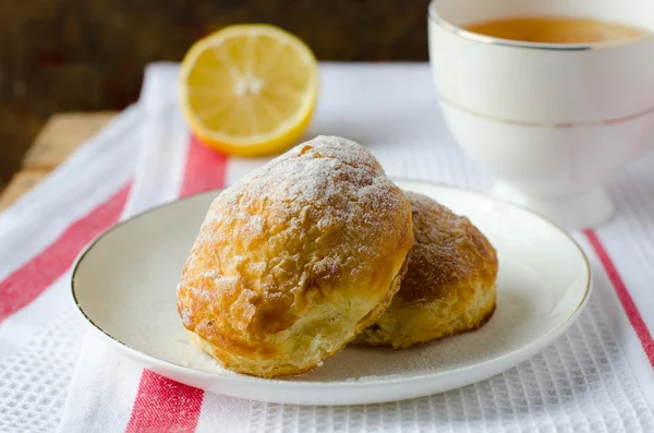 Torte di soffio e tè — Foto Stock