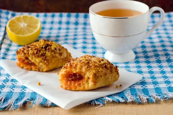 Eclairs fylld med vispad grädde och kopp te — Stockfoto