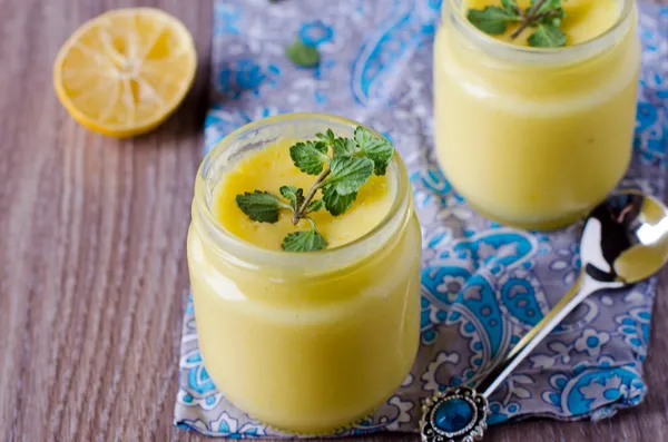 Crema de limón en botellas de vidrio —  Fotos de Stock