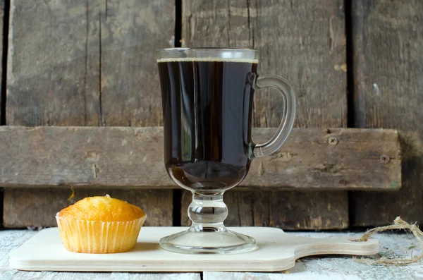 Eine Tasse Kaffee und ein Muffin — Stockfoto