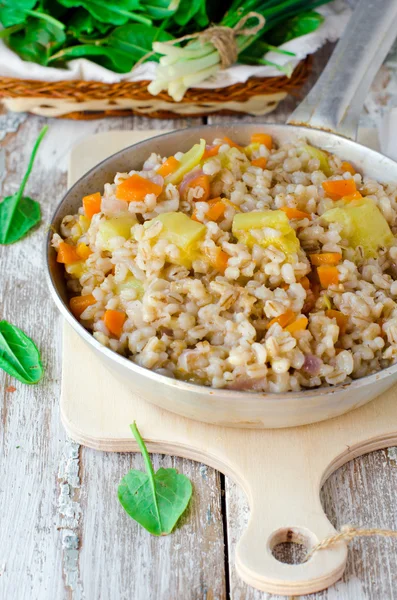 Mingau de cevada cozido com legumes — Fotografia de Stock