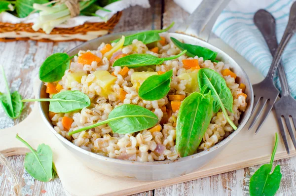 Gachas de cebada guisadas con verduras —  Fotos de Stock