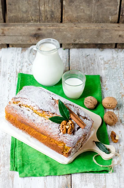 Cake with nuts and spices — Stock Photo, Image