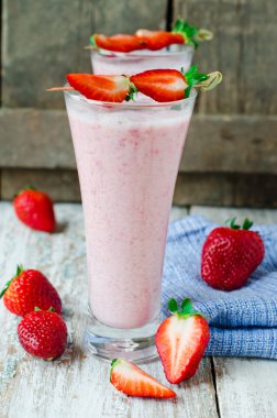 Çilekli süt kokteyli