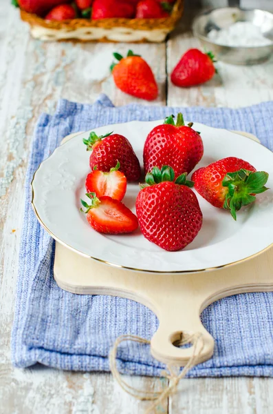 Verse aardbeien met suiker — Stockfoto