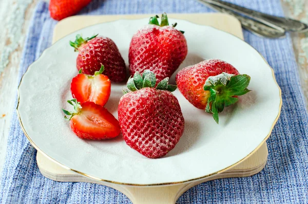 Verse aardbeien met suiker — Stockfoto