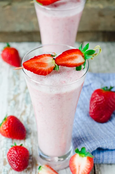Mjölkcocktail med jordgubbar — Stockfoto