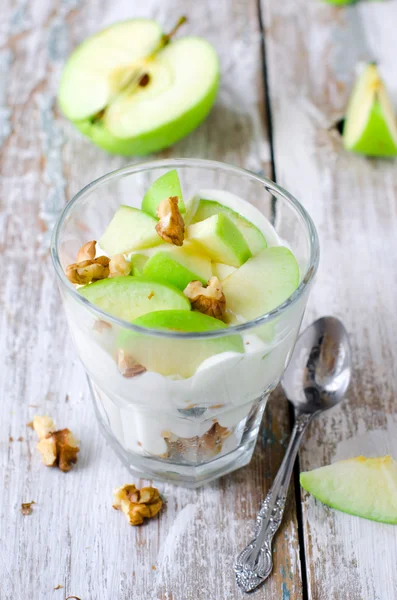 Dessert biscuits , apples and cream — Stock Photo, Image