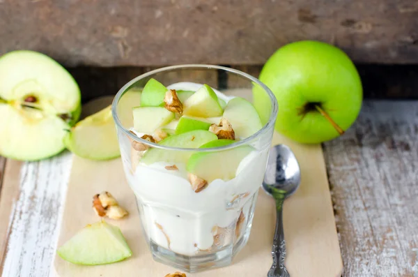 Dessert biscuits , apples and cream — Stock Photo, Image