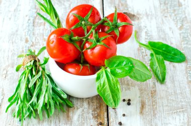 taze domates, tarhun, soğan, ıspanak