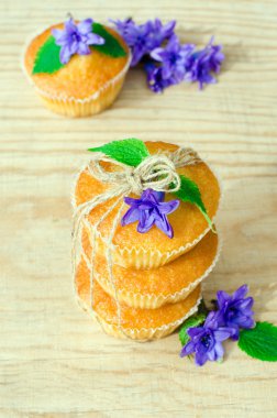 sümbül çiçekleri ile kekler