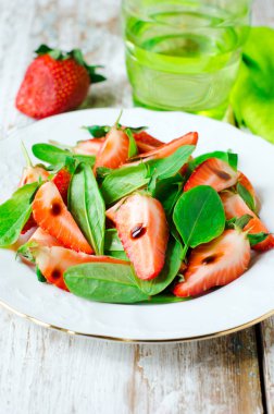 çilek ve ıspanak salatası