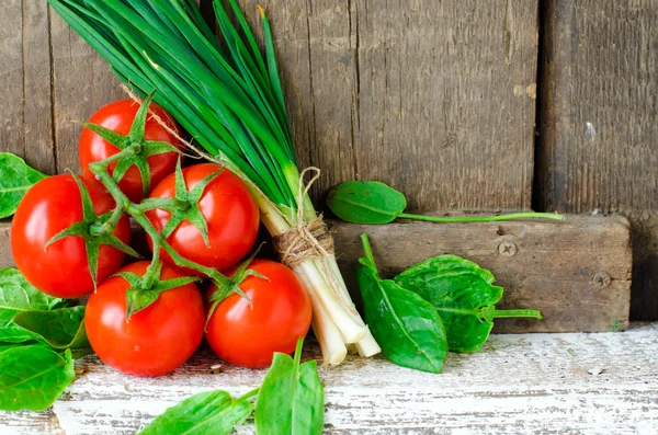 Fresh tomatoes , spinach and green onion — Stock Photo, Image