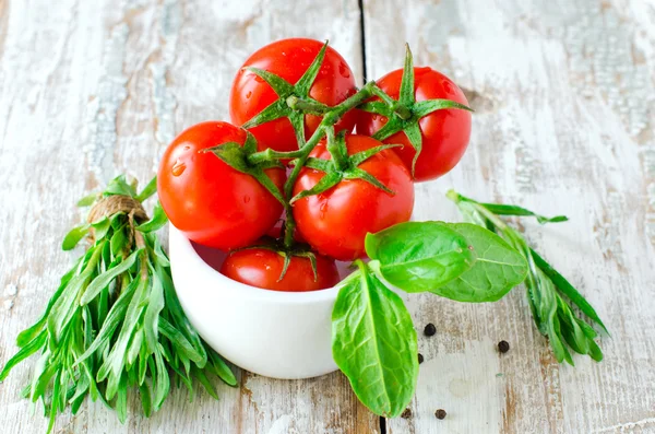 Fresh tomatoes , tarragon , onion and spinach — Stock Photo, Image