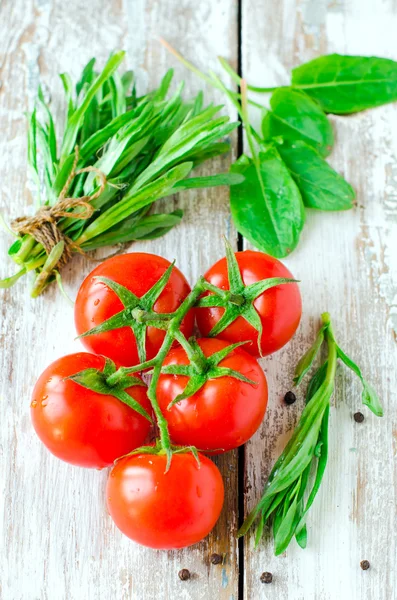 taze domates, ıspanak ve tarhun