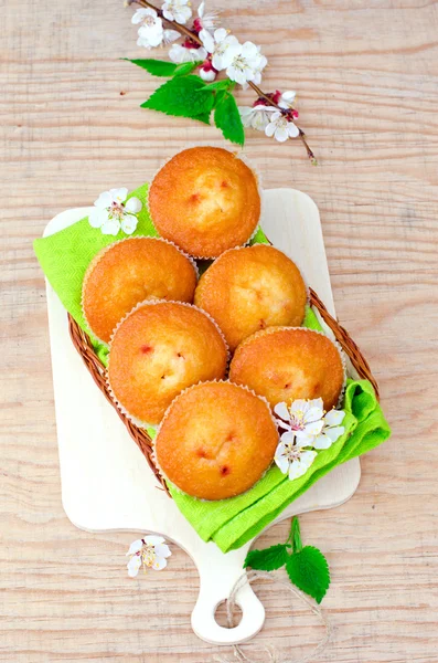 Muffin, virágok — Stock Fotó