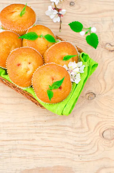 Muffins met jam met bloemen — Stockfoto