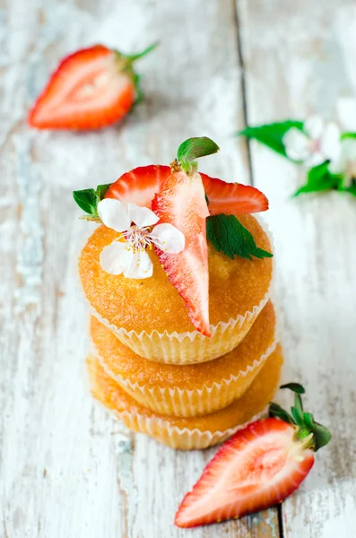 Muffins with strawberries — Stock Photo, Image