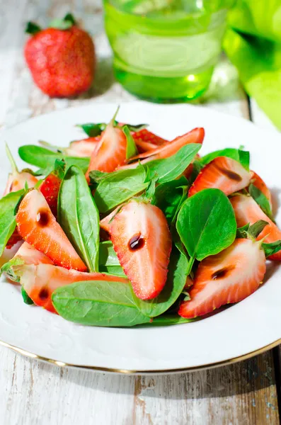 Salad with strawberries and spinach — Stock Photo, Image