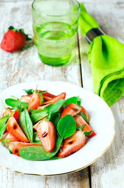 Salad with strawberries and spinach — Stock Photo, Image