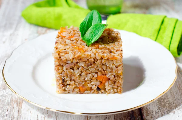 buğday, ıspanak ve sebze ihtiva eder.