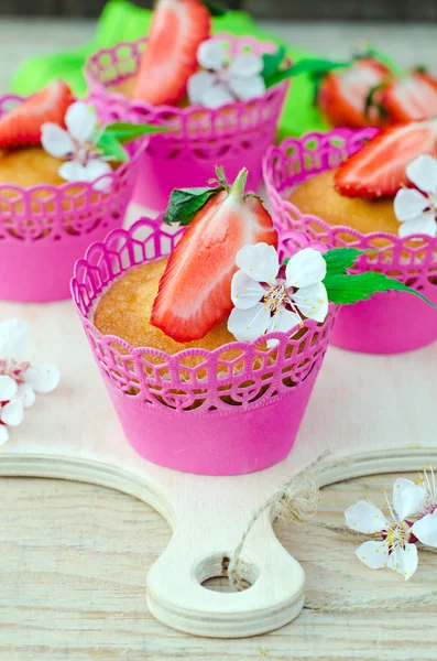Muffins mit Erdbeeren — Stockfoto