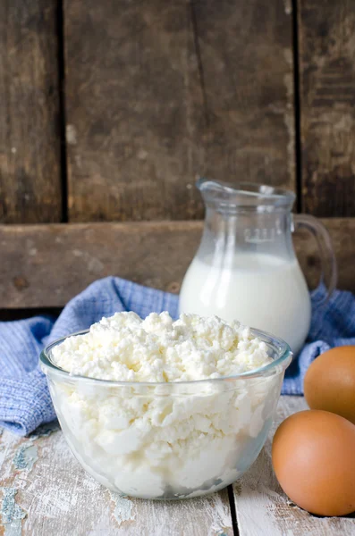 Queso de cabaña, leche y huevos —  Fotos de Stock