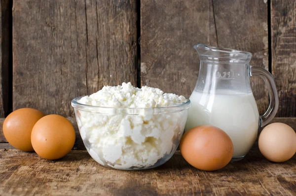 Queso de cabaña, leche y huevos —  Fotos de Stock