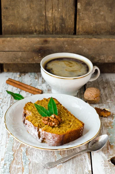 Pastel con especias y frutos secos — Foto de Stock