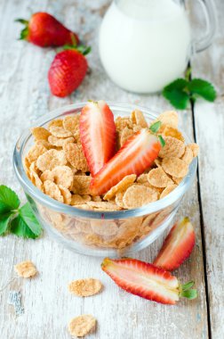 çilek ve süt Mısır gevreği