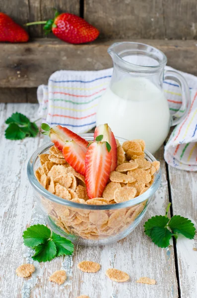 Corn flakes with strawberry and milk — Stock Photo, Image