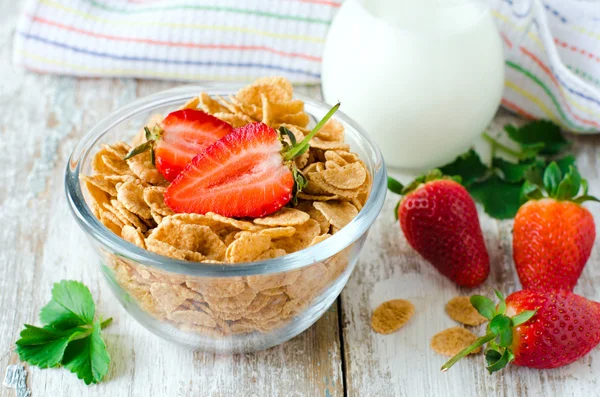 Corn flakes with strawberry and milk — Stock Photo, Image