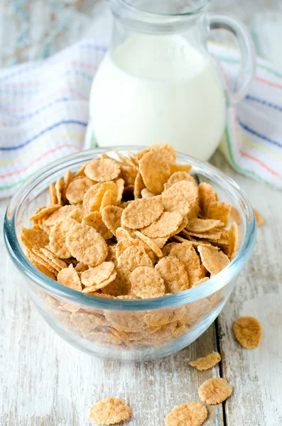 Copos de maíz y leche  . — Foto de Stock