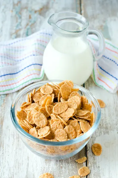 Copos de maíz y leche  . — Foto de Stock