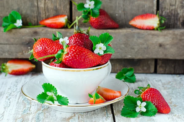 Fraises dans une tasse — Photo