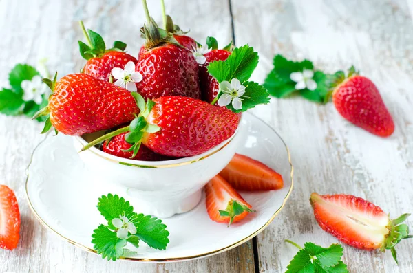 Fraises dans une tasse — Photo