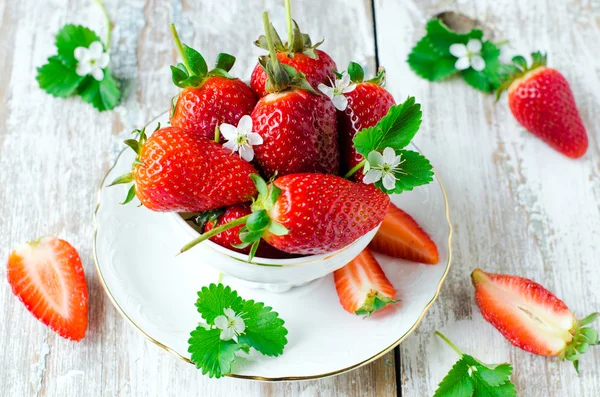 Aardbeien in een kopje — Stockfoto