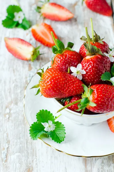 Erdbeeren in einer Tasse — Stockfoto