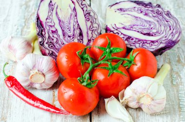 taze lahana, domates, sarımsak ve biber