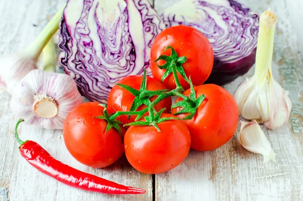 Kubis segar, tomat, bawang putih dan lada — Stok Foto