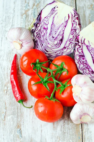 Färsk kål, tomater, vitlök och peppar — Stockfoto