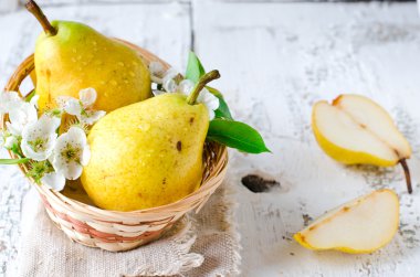 Taze armutlar sepette