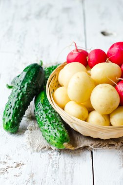 taze genç patates, salatalık ve sepet içinde turp
