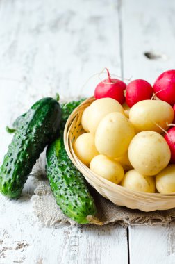 taze genç patates, salatalık ve sepet içinde turp