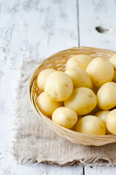 Свежий картофель в корзине — стоковое фото